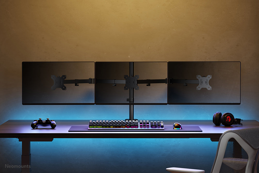 Neomounts FPMA-D550D3 noir est un support de bureau pour 3 écrans plats jusqu'à 27 pouces (69 cm).
