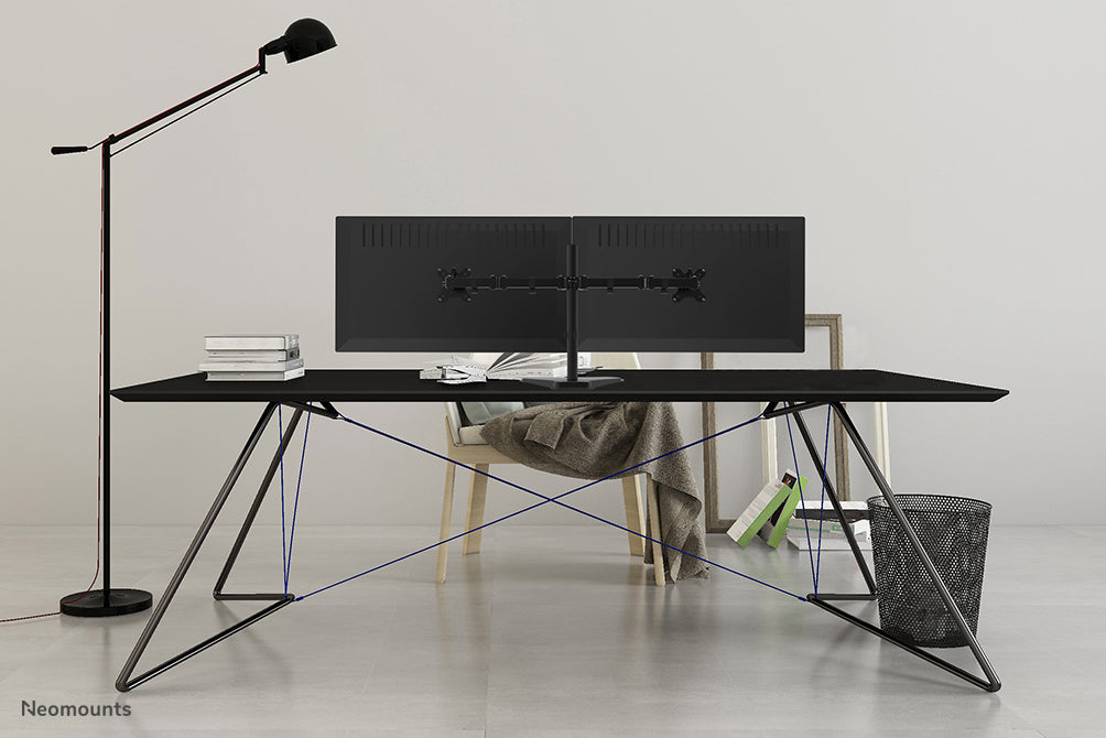 Neomounts FPMA-D550DD noir est un support de bureau pour 2 écrans plats jusqu'à 32 pouces.