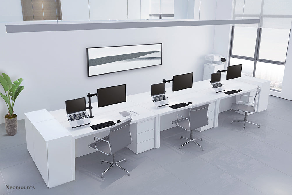 Neomounts FPMA-D550NOTEBOOK est un support de bureau pour un ordinateur portable et un écran plat jusqu'à 32 pouces.