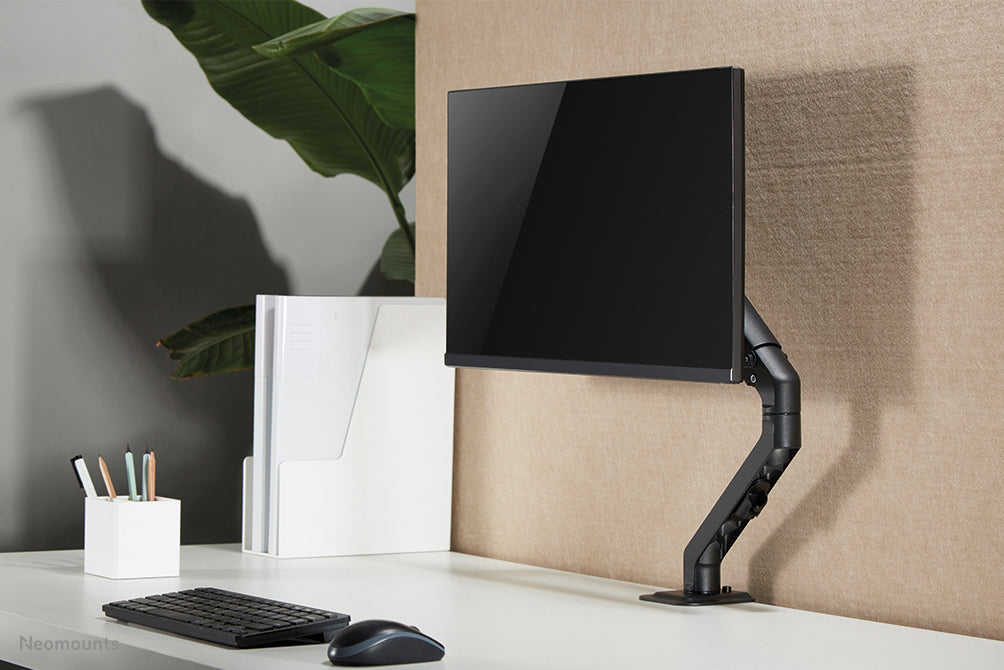 Neomounts FPMA-D650 noir est un support de bureau à mouvement complet pour écrans jusqu'à 27 pouces (69 cm).