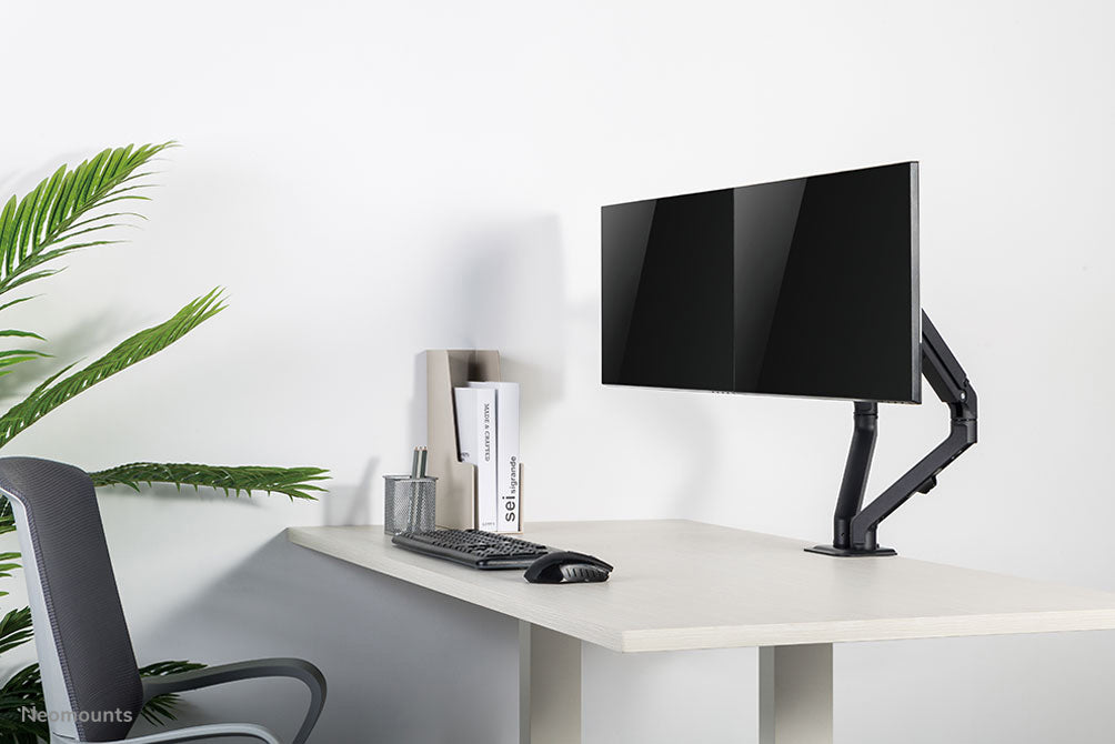 Neomounts FPMA-D650D noir est un support de bureau à mouvement complet pour écrans jusqu'à 27 pouces (69 cm).