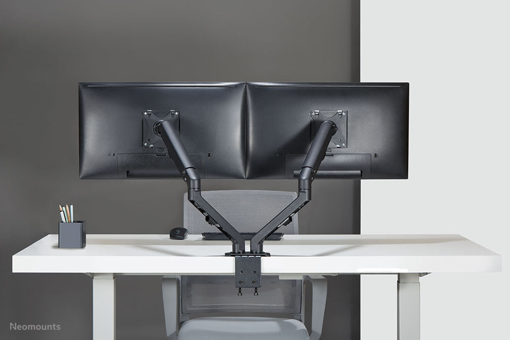 Neomounts FPMA-D650D noir est un support de bureau à mouvement complet pour écrans jusqu'à 27 pouces (69 cm).