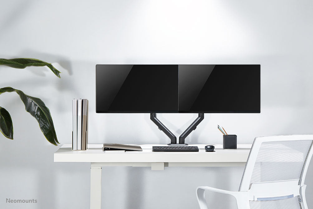 Neomounts FPMA-D650D noir est un support de bureau à mouvement complet pour écrans jusqu'à 27 pouces (69 cm).
