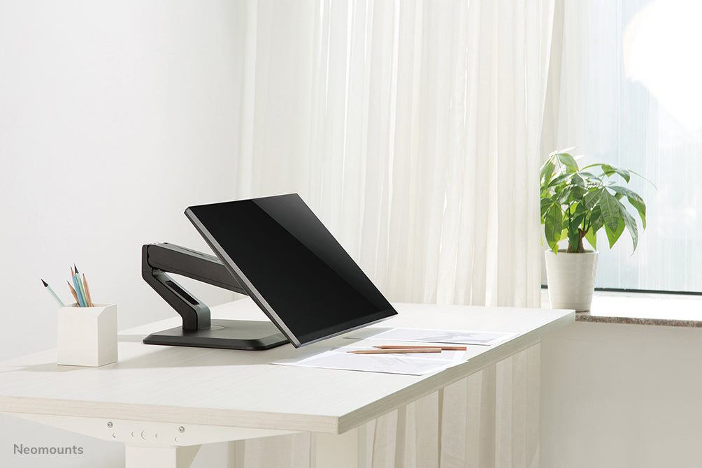 Neomounts FPMA-D885 noir est un support de bureau pour écrans plats jusqu'à 32 pouces (81 cm)