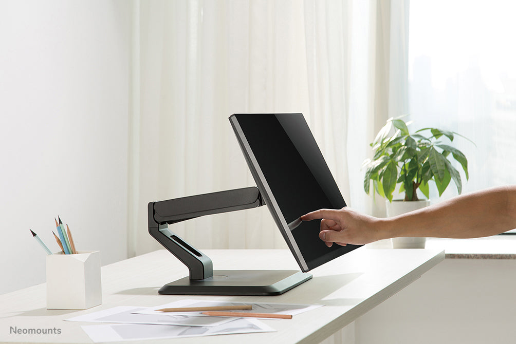 Neomounts FPMA-D885 noir est un support de bureau pour écrans plats jusqu'à 32 pouces (81 cm)