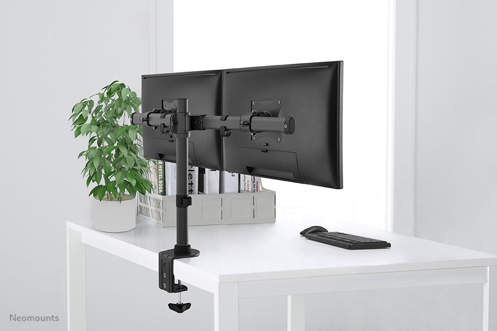 Neomounts FPMA-DCB100D noir est un support de bureau à barre transversale pour 2 écrans plats jusqu'à 27 pouces (69 cm).