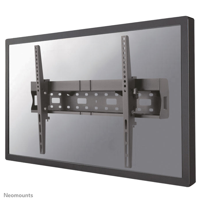 Neomounts LFD-W2640MP est un support mural inclinable pour écrans plats jusqu'à 75 pouces et offre la possibilité de placer un lecteur multimédia ou un mini PC derrière l'écran.