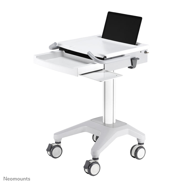 Neomounts MED-M200 est un poste de travail mobile pour ordinateur portable, clavier et souris.