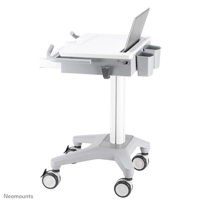 Neomounts MED-M200 est un poste de travail mobile pour ordinateur portable, clavier et souris.