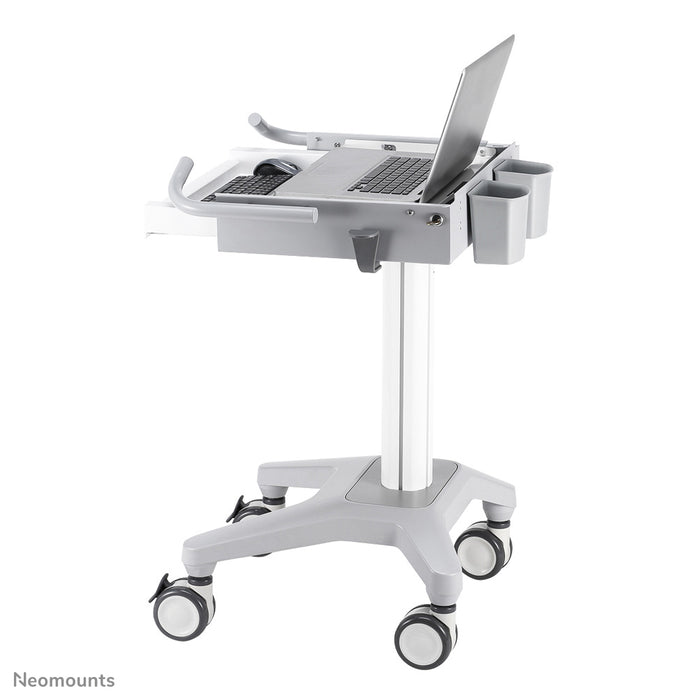 Neomounts MED-M200 est un poste de travail mobile pour ordinateur portable, clavier et souris.