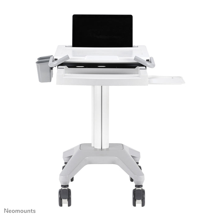 Neomounts MED-M200 est un poste de travail mobile pour ordinateur portable, clavier et souris.