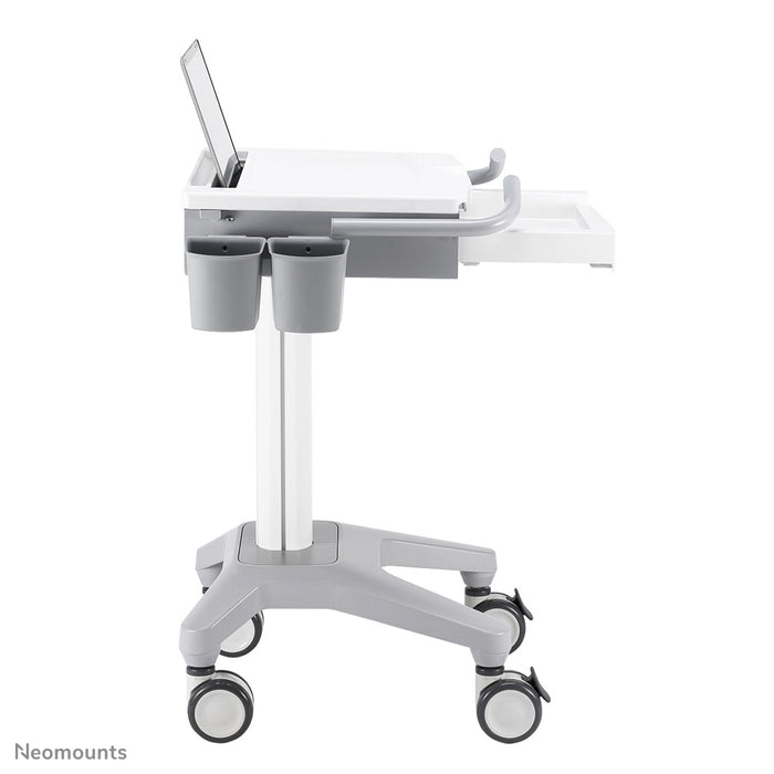 Neomounts MED-M200 est un poste de travail mobile pour ordinateur portable, clavier et souris.