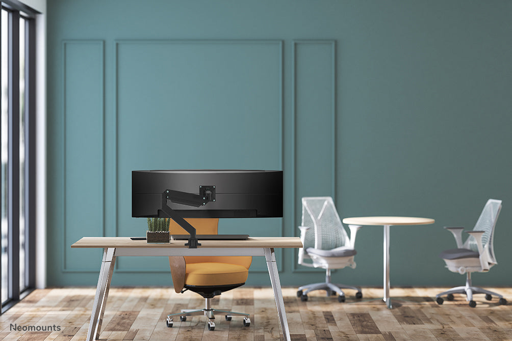 Neomounts NM-D775 zwartPLUS est un support de bureau à gaz pour moniteurs incurvés jusqu'à 49 pouces (124 cm) - Noir