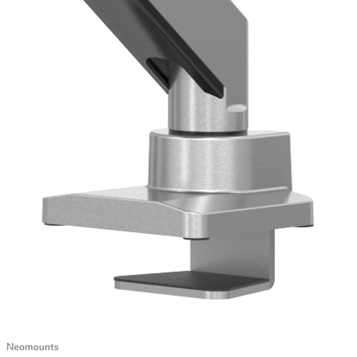 Neomounts NM-D775DX3 argent est un support de bureau à vérin à gaz avec barre transversale et levier pour écrans plats jusqu'à 27 pouces (68,6 cm).