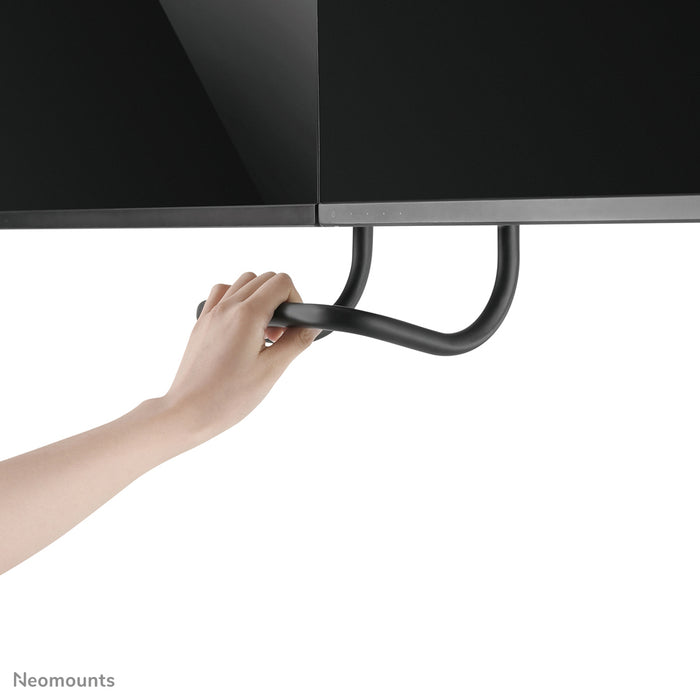 Neomounts NM-D775DX noir est un support de bureau à vérin à gaz avec barre transversale et levier pour écrans plats jusqu'à 32 pouces (81 cm).