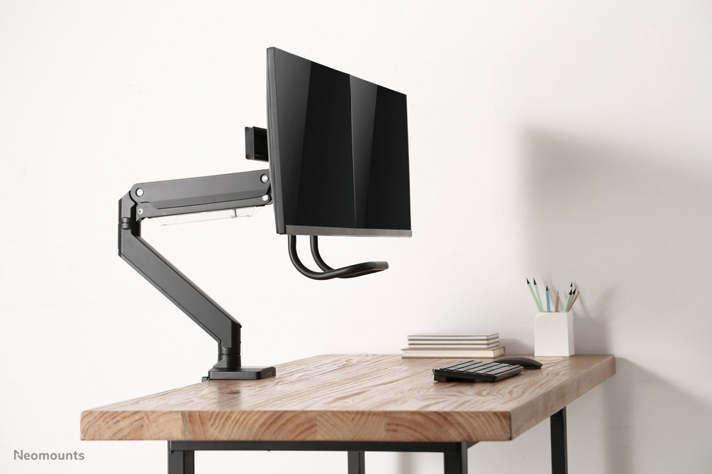 Neomounts NM-D775DX noir est un support de bureau à vérin à gaz avec barre transversale et levier pour écrans plats jusqu'à 32 pouces (81 cm).