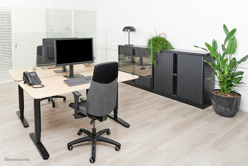 Neomounts NS-GLSPROTECT120 est un écran en verre durable de 120 cm offrant une protection de distance sur le lieu de travail - Verre trempé, transparent, 100 % recyclable