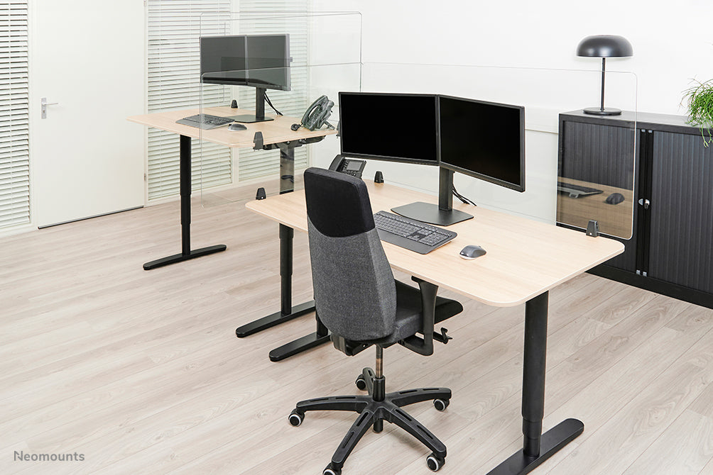 Neomounts NS-GLSPROTECT120 est un écran en verre durable de 120 cm offrant une protection de distance sur le lieu de travail - Verre trempé, transparent, 100 % recyclable
