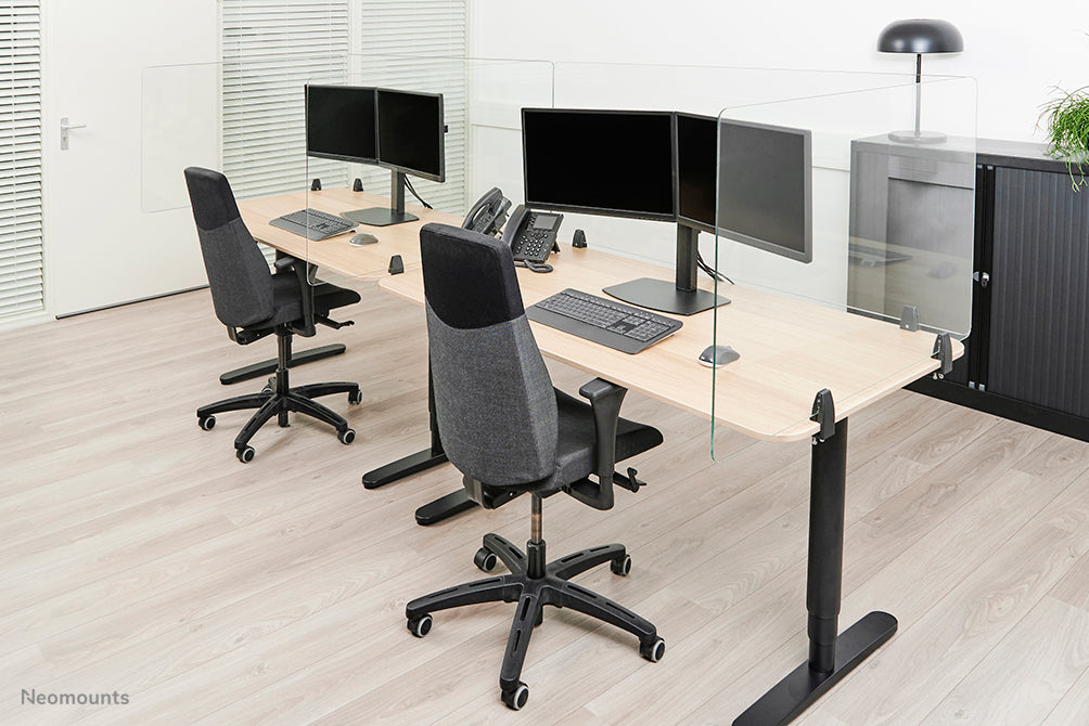 Neomounts NS-GLSPROTECT140 est un écran en verre durable de 138 cm offrant une protection contre la distance sur le lieu de travail - Verre trempé, transparent, 100 % recyclable