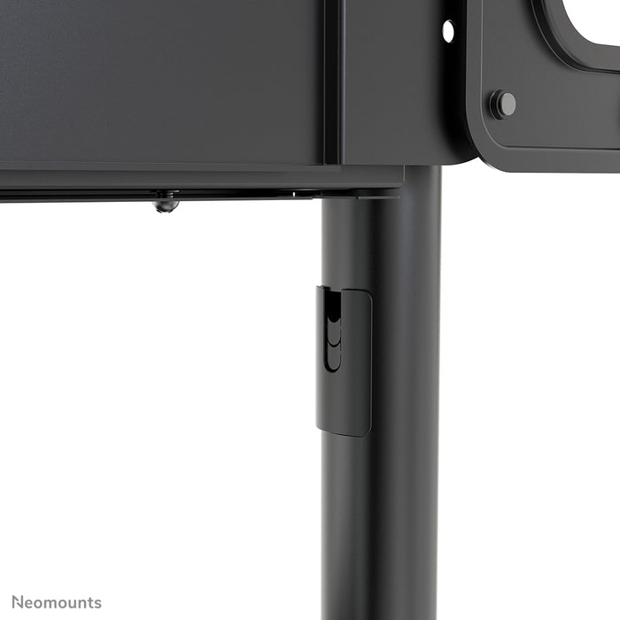 Neomounts NS-M1250 noir est un meuble mobile pour écrans plats jusqu'à 70 pouces (178 cm). Incl. plateau pour ordinateur portable - Noir
