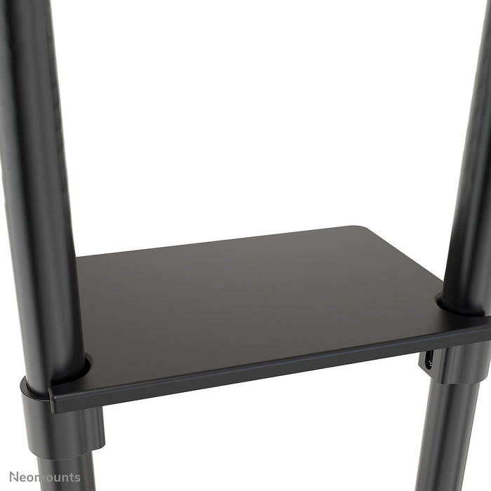 Neomounts NS-M1250 noir est un meuble mobile pour écrans plats jusqu'à 70 pouces (178 cm). Incl. plateau pour ordinateur portable - Noir