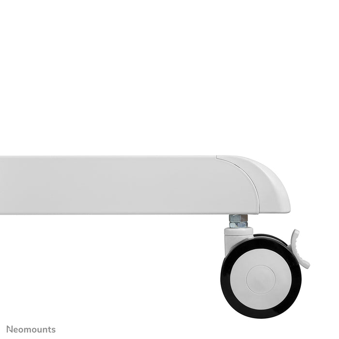 Neomounts NS-M1250 blanc est un meuble mobile pour écrans plats jusqu'à 70 pouces (178 cm). Incl. plateau pour ordinateur portable - Blanc