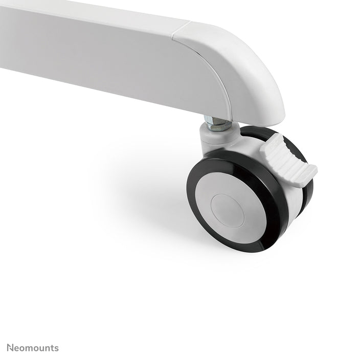 Neomounts NS-M1250 blanc est un meuble mobile pour écrans plats jusqu'à 70 pouces (178 cm). Incl. plateau pour ordinateur portable - Blanc