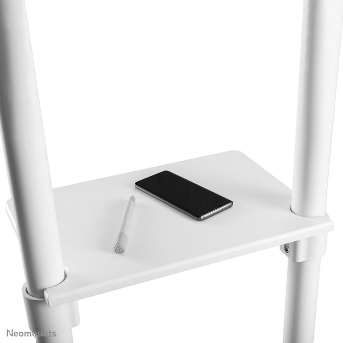 Neomounts NS-M1250 blanc est un meuble mobile pour écrans plats jusqu'à 70 pouces (178 cm). Incl. plateau pour ordinateur portable - Blanc