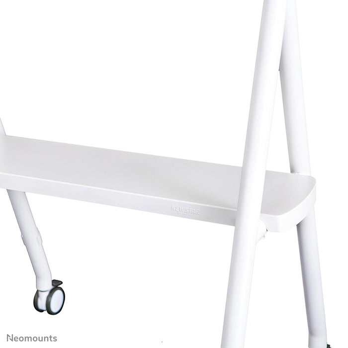 Neomounts NS-M1500 blanc est un meuble mobile pour écrans plats jusqu'à 65 pouces (165 cm). Incl. plateau pour ordinateur portable - Blanc
