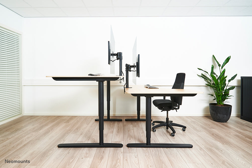 Neomounts NS-PLXPROTECT1 est un écran transparent pour 1 écran plat et offre une protection de distance sur le lieu de travail - Acrylique transparent, 100 % recyclable | PLXPROTECT est enregistré en tant que brevet de design de l'UE |