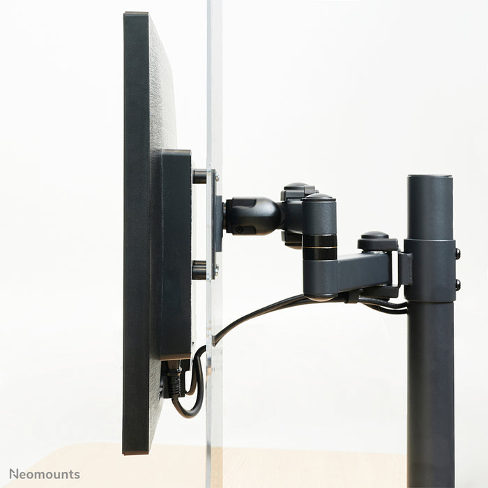 Neomounts NS-PLXPROTECT1 est un écran transparent pour 1 écran plat et offre une protection de distance sur le lieu de travail - Acrylique transparent, 100 % recyclable | PLXPROTECT est enregistré en tant que brevet de design de l'UE |
