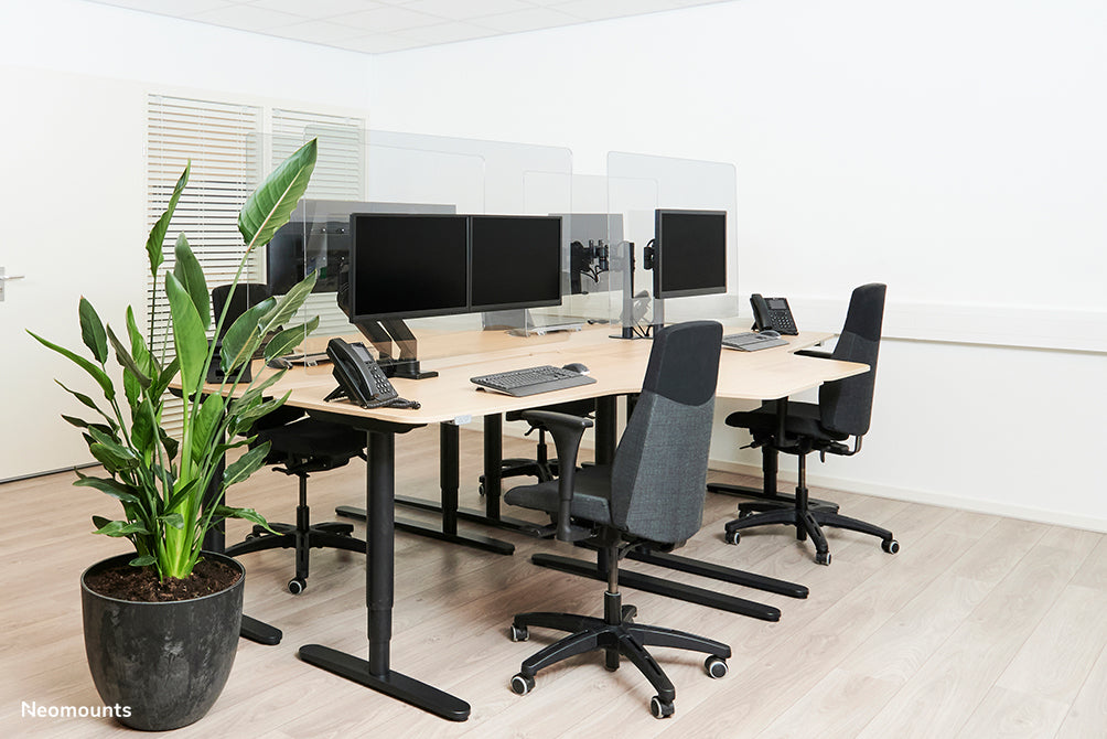 Neomounts NS-PLXPROTECT2 est un écran transparent pour 2 écrans plats et offre une protection contre la distance sur le lieu de travail - Acrylique transparent, 100 % recyclable | PLXPROTECT est enregistré en tant que brevet de design de l'UE |