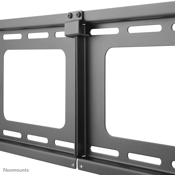 Neomounts NS-WMB200 noir est un support mural pour menu board pour écrans jusqu'à 52 pouces (132 cm).