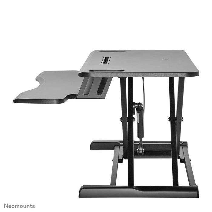 Poste de travail assis-debout Neomounts, modèle NS-WS300 noir, transforme un poste de travail standard en un poste de travail assis-debout sain.