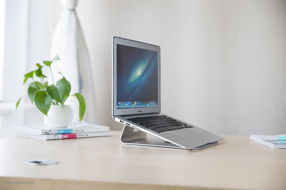 Neomounts NSLS025 est un support de bureau universel pour un ordinateur portable ou une tablette.