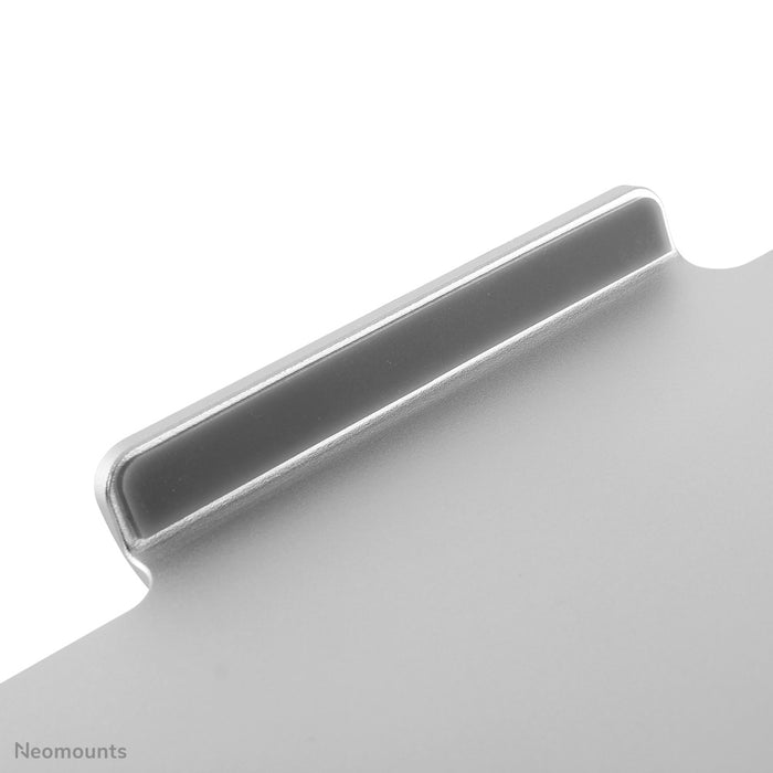 Neomounts NSLS050 est un support de bureau pivotant à 360 degrés pour un ordinateur portable.
