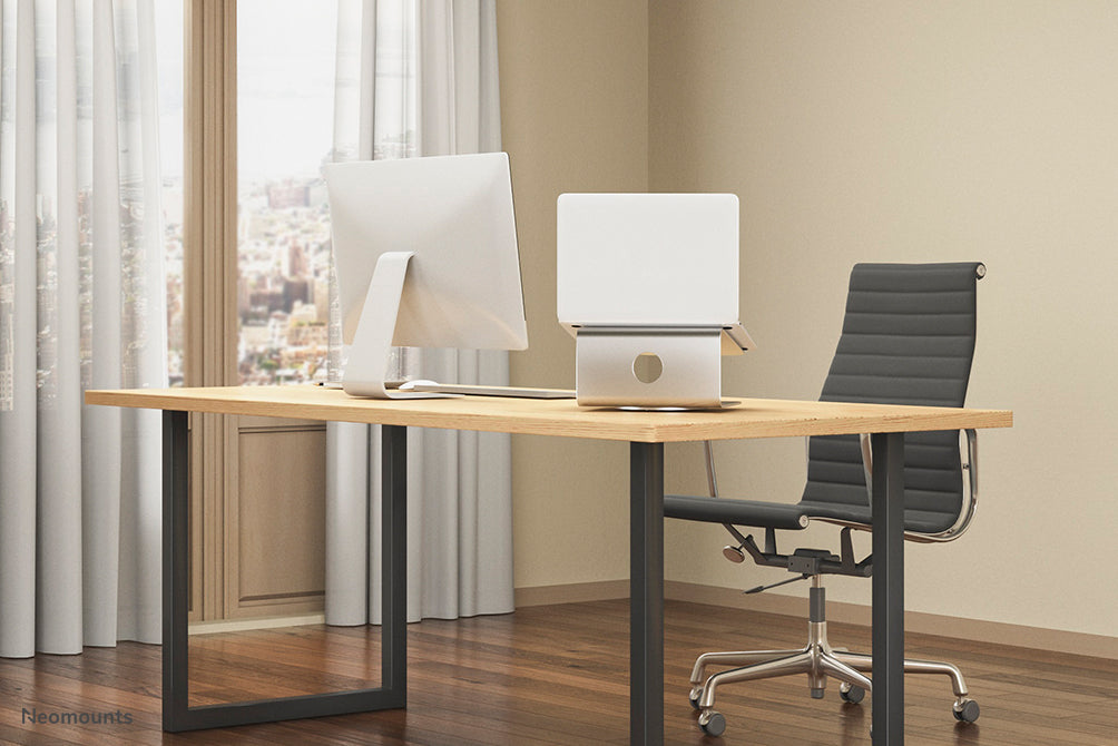 Neomounts NSLS050 est un support de bureau pivotant à 360 degrés pour un ordinateur portable.