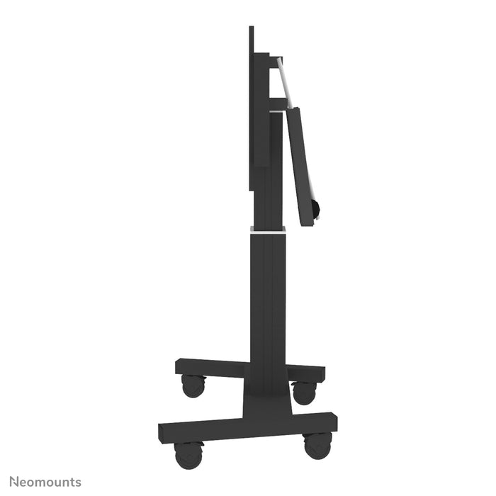Neomounts PLASMA-M2500T noir est un chariot électrique réglable en hauteur avec fonction d'inclinaison à 90 degrés pour écrans plats jusqu'à 100 pouces.