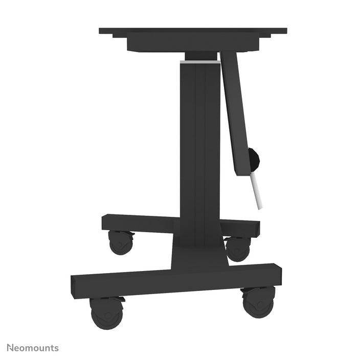 Neomounts PLASMA-M2500T noir est un chariot électrique réglable en hauteur avec fonction d'inclinaison à 90 degrés pour écrans plats jusqu'à 100 pouces.